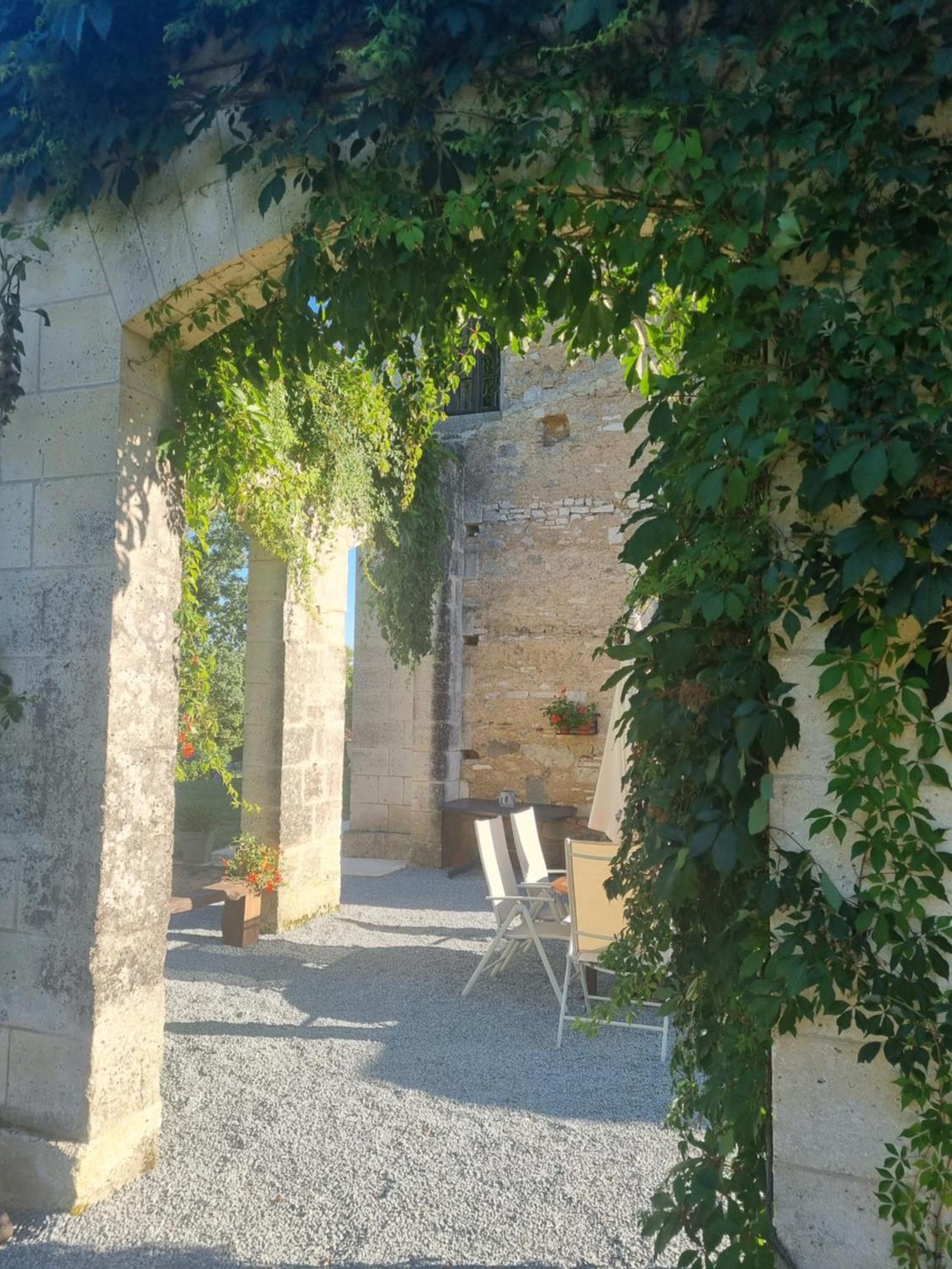 Château Neuf Le Désert Le Pizou Exterior foto