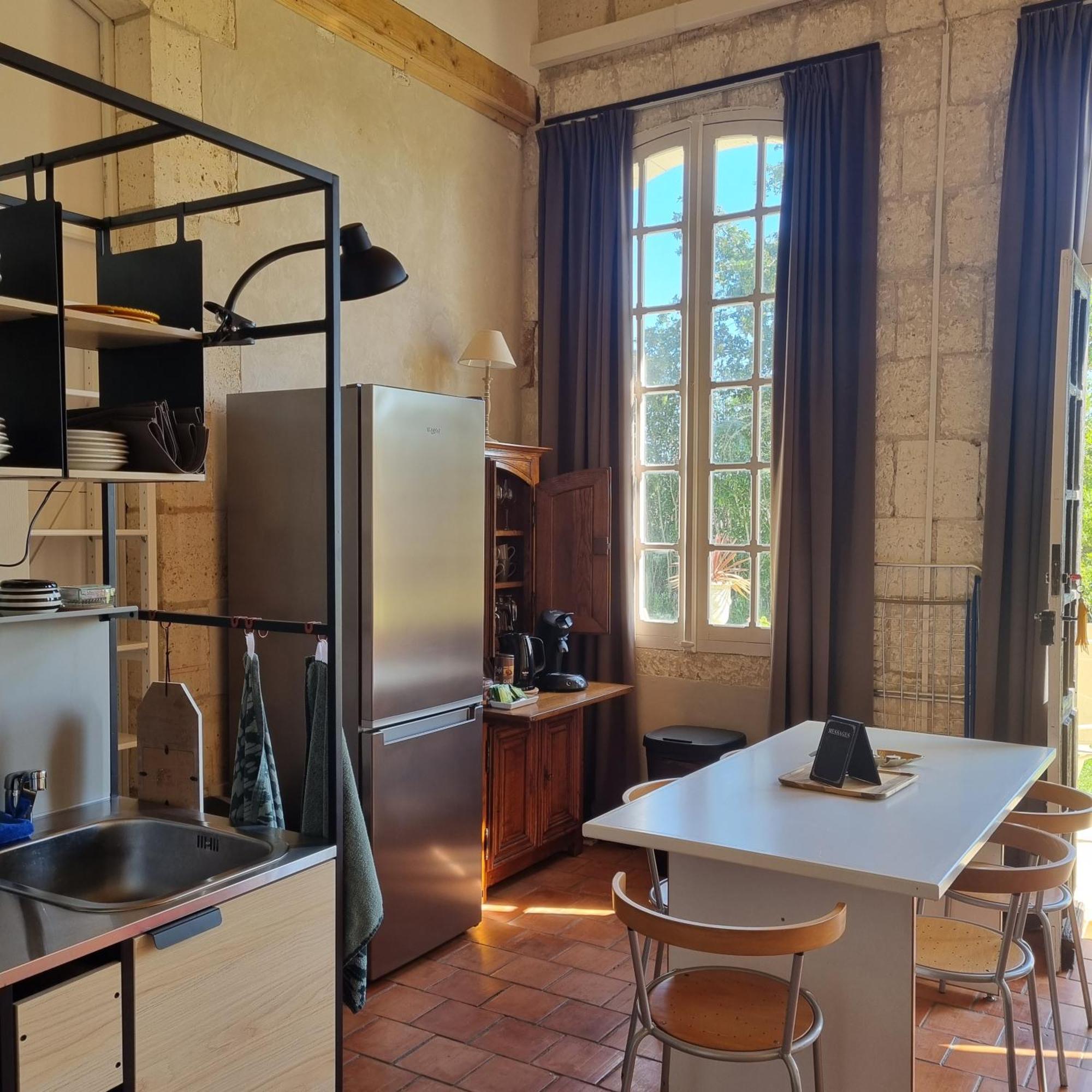 Château Neuf Le Désert Le Pizou Habitación foto